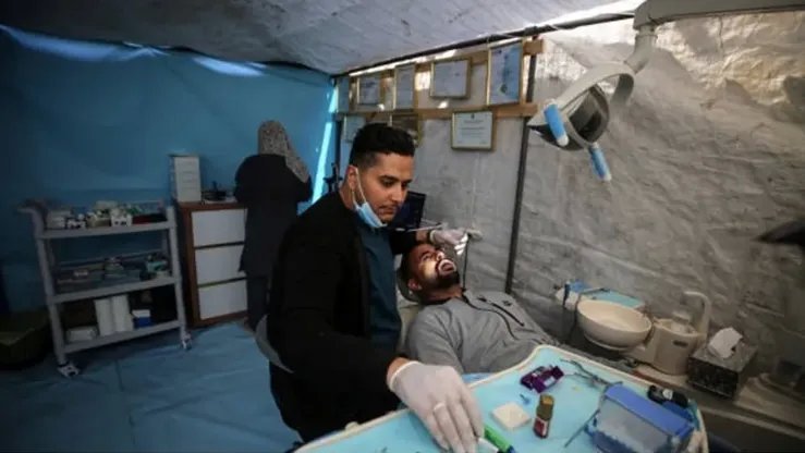 يهدد حياة آلاف المرضى.. منع إسرائيل إدخال المستلزمات الطبية يحوّل العلاج في غزة إلى رفاهية مستحيلة